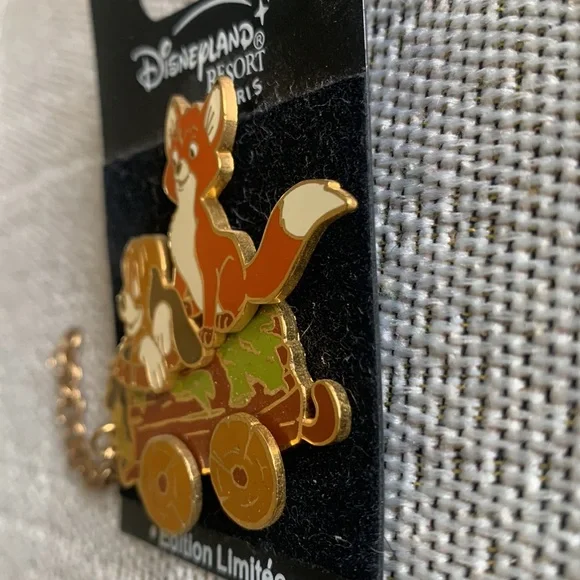 Disneyland Paris resort Fox & Hound - Train Series - LE 1200 Disney Pin 30160 - Picture 2 of 11
